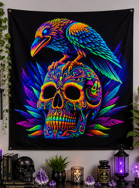 Wir präsentieren das waschbare UV-Hintergrundbild „Totenkopf mit Rabe“ im Format 185 x 200 cm: ein leuchtender Neon-Wandbehang mit einem verzierten Totenkopf, auf dem ein bunter Rabe sitzt, umgeben von Federn, Kristallen und verschiedenen Gegenständen, die auf einem Tisch darunter angeordnet sind. Perfekt als waschbares Schwarzlicht-Halloween-Stoffbild und als auffälliger Neon-Hintergrund für jeden festlichen Raum.