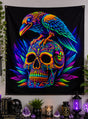 Wir präsentieren das waschbare UV-Hintergrundbild „Totenkopf mit Rabe“ im Format 185 x 200 cm: ein leuchtender Neon-Wandbehang mit einem verzierten Totenkopf, auf dem ein bunter Rabe sitzt, umgeben von Federn, Kristallen und verschiedenen Gegenständen, die auf einem Tisch darunter angeordnet sind. Perfekt als waschbares Schwarzlicht-Halloween-Stoffbild und als auffälliger Neon-Hintergrund für jeden festlichen Raum.