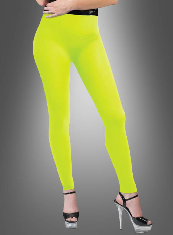Eine Person, die die „Blickdichte Leggings Neon“ im 80er-Jahre-Look und schwarze Sandalen mit hohen Absätzen trägt, steht vor einem grauen Hintergrund mit Farbverlauf und versprüht mit diesen auffälligen Neon-Leggings eine lebhafte Retro-Atmosphäre – das perfekte 80er-Jahre-Statement.