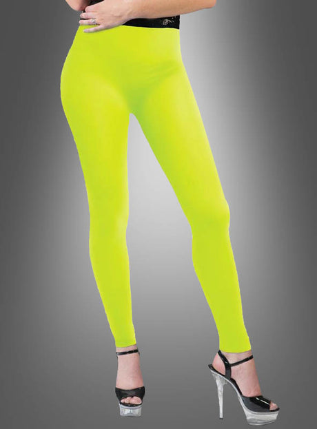 Eine Person, die die „Blickdichte Leggings Neon“ im 80er-Jahre-Look und schwarze Sandalen mit hohen Absätzen trägt, steht vor einem grauen Hintergrund mit Farbverlauf und versprüht mit diesen auffälligen Neon-Leggings eine lebhafte Retro-Atmosphäre – das perfekte 80er-Jahre-Statement.