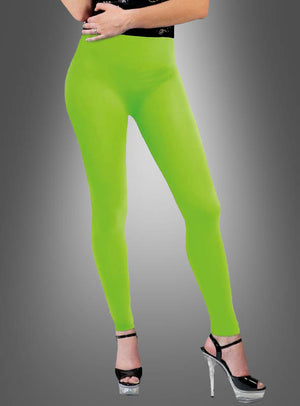 Eine Person, die „Blickdichte Leggings Neon“ im 80er-Jahre-Look und schwarze Sandalen mit hohen Absätzen trägt, steht vor einem grauen Hintergrund mit Farbverlauf und präsentiert damit einen auffälligen, von den 80er Jahren inspirierten Stil. Der Oberkörper ist nicht zu sehen.