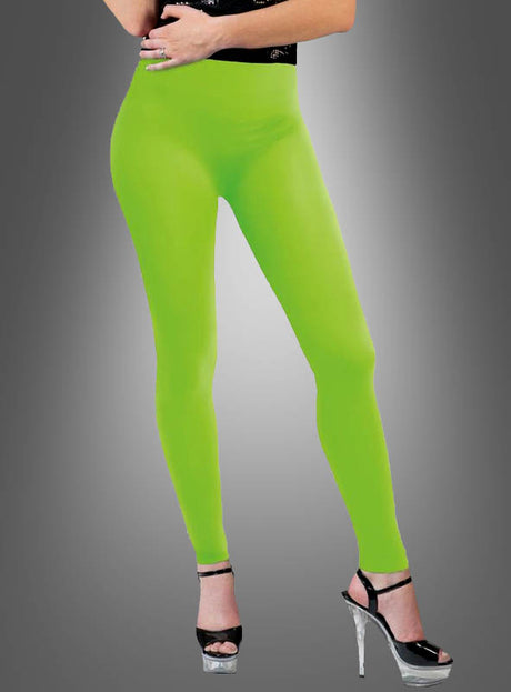 Eine Person, die „Blickdichte Leggings Neon“ im 80er-Jahre-Look und schwarze Sandalen mit hohen Absätzen trägt, steht vor einem grauen Hintergrund mit Farbverlauf und präsentiert damit einen auffälligen, von den 80er Jahren inspirierten Stil. Der Oberkörper ist nicht zu sehen.