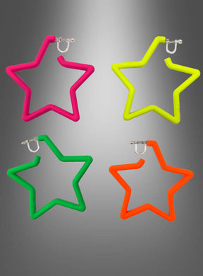 Vier sternförmige „Stern Clip“-Ohrringe – Neon-Creolen in leuchtendem Pink, Gelb, Grün und Orange – sind vor einem grauen Hintergrund mit Farbverlauf zu sehen. Diese Retro-Ohrringe verleihen jedem Look einen auffälligen Neon-Farbtupfer.