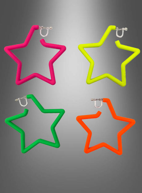Vier sternförmige „Stern Clip“-Ohrringe – Neon-Creolen in leuchtendem Pink, Gelb, Grün und Orange – sind vor einem grauen Hintergrund mit Farbverlauf zu sehen. Diese Retro-Ohrringe verleihen jedem Look einen auffälligen Neon-Farbtupfer.