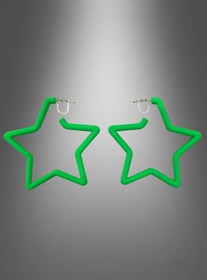 Ein Paar „Stern Clip“-Ohrringe in Neongrün – sternförmige Creolen mit Clipverschluss, inspiriert vom Retro-Ohrring-Design – vor einem grauen Hintergrund mit Farbverlauf.