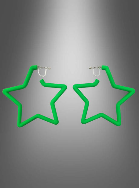 Ein Paar „Stern Clip“-Ohrringe in Neongrün – sternförmige Creolen mit Clipverschluss, inspiriert vom Retro-Ohrring-Design – vor einem grauen Hintergrund mit Farbverlauf.