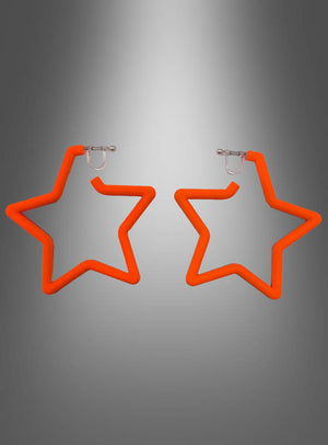 Ein Paar neonorangefarbene „Stern Clip“-Ohrringe mit sternförmigen Creolen und praktischen Clip-Verschlüssen, inspiriert von Retro-Ohrringen und präsentiert vor einem grauen Farbverlaufshintergrund.