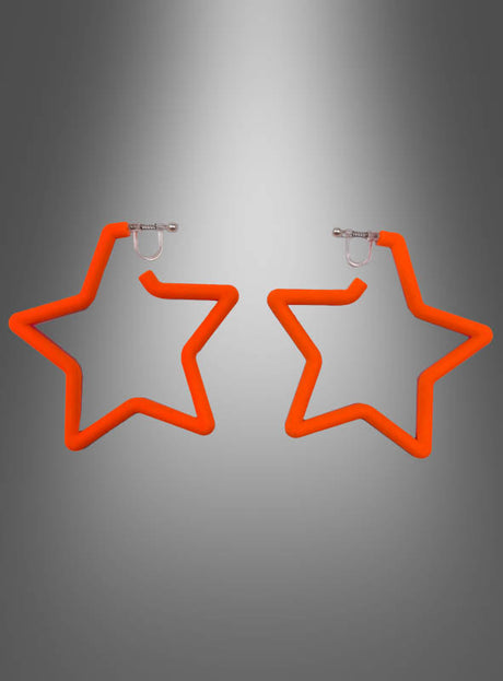 Ein Paar neonorangefarbene „Stern Clip“-Ohrringe mit sternförmigen Creolen und praktischen Clip-Verschlüssen, inspiriert von Retro-Ohrringen und präsentiert vor einem grauen Farbverlaufshintergrund.