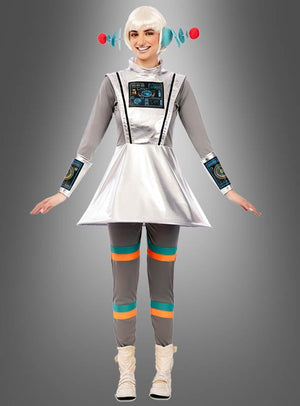 Eine Person, die ein „Cyber Space Astronautin“-Kostüm trägt – bestehend aus einem silbernen, futuristischen Roboter-Outfit mit Bedienfeld-Motiven, passenden Leggings und einer weißen Perücke –, steht vor einem schlichten grauen Hintergrund.