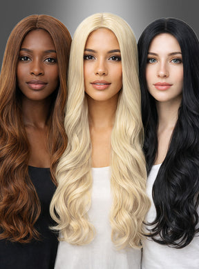 Drei Frauen mit langen, welligen Haaren – eine mit braunen Haaren, eine mit platinblonden Haaren und eine mit schwarzen Haaren – stehen nebeneinander vor einem grauen Hintergrund mit Farbverlauf und tragen jeweils die Langhaar-Perücke „Wellig Chrissy“, die sich ideal für jedes Hippie-Kostüm oder jeden festlichen Anlass eignet.
