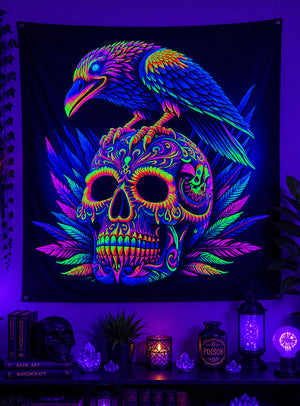 Verleihe deinem Raum einen gruseligen Schimmer mit dem waschbaren UV-Hintergrundbild „Totenkopf mit Rabe“ (185 x 200 cm), das eine Neon-Grafik eines Raben auf einem verzierten Totenkopf, leuchtende Blätter und umgebende Akzente wie Bücher, Kristalle und eine Giftflasche – alles strahlt unter Schwarzlicht in leuchtenden Farben und sorgt so für das perfekte Schwarzlicht-Halloween-Stoffbild.