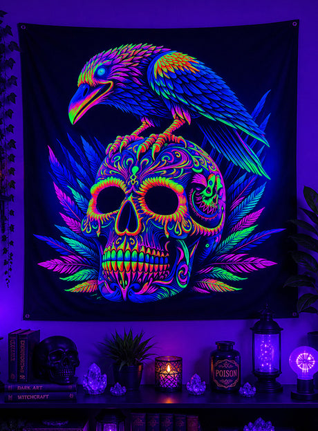 Verleihe deinem Raum einen gruseligen Schimmer mit dem waschbaren UV-Hintergrundbild „Totenkopf mit Rabe“ (185 x 200 cm), das eine Neon-Grafik eines Raben auf einem verzierten Totenkopf, leuchtende Blätter und umgebende Akzente wie Bücher, Kristalle und eine Giftflasche – alles strahlt unter Schwarzlicht in leuchtenden Farben und sorgt so für das perfekte Schwarzlicht-Halloween-Stoffbild.