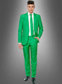 Ein Mann in einem grünen Herrenanzug von Suitmeister mit weißem Hemd und grüner Krawatte, eine Hand in der Hosentasche, vor einem grauen Hintergrund mit Farbverlauf. Dieses Outfit ist perfekt, um bei jeder Veranstaltung einen markanten Eindruck zu hinterlassen.