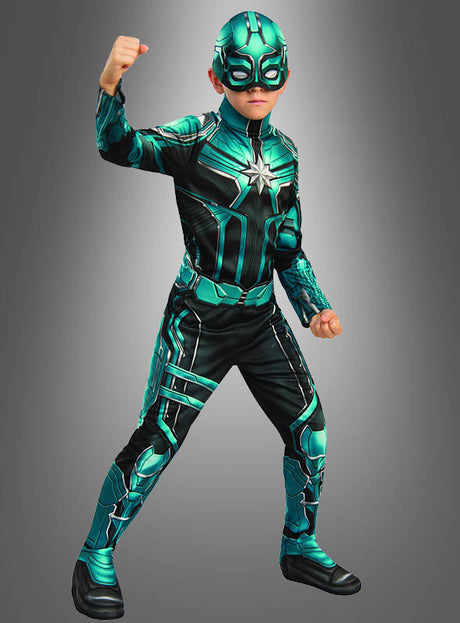 Ein Kind in einem grün-schwarzen Yon-Rogg-Starforce-Commander-Kinderkostüm mit Maske, das in einer Power-Pose steht, einen Arm erhoben und die Faust geballt. Dieses lizenzierte Marvel-Kostüm ist perfekt für kleine Helden, die in die Rolle von Yon-Rogg aus dem „Captain Marvel“-Universum schlüpfen möchten.