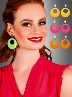 Eine Frau, die ein leuchtend rotes Oberteil und grüne Clip-Ohrringe im Retro-Look trägt, daneben auf grauem Hintergrund weitere gelbe, rosa, orangefarbene und grüne Clip-Ohrringe im Retro-Look – perfekt als farbenfrohes Accessoire im Stil der 70er Jahre.