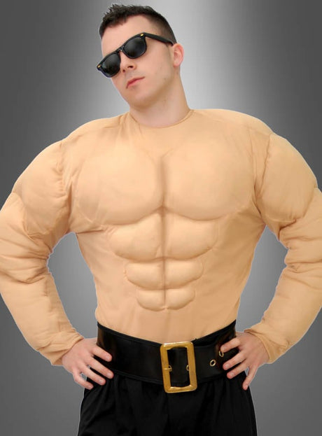 Eine Person, die eine Sonnenbrille und einen gepolsterten Muskelsuit mit breitem Gürtel trägt und mit den Händen in die Hüften gestützt vor einem grauen Hintergrund posiert – ideal für alle, die den beeindruckenden „Deluxe Muskelshirt Bodybuilder“-Look anstreben.