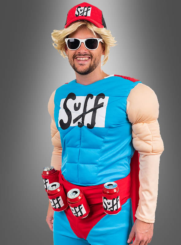 Eine Person, die das „Suffman-Biermann-Kostüm“ (2-teilig) trägt – ein Muskelanzug mit Süff-Logo, blonder Perücke, Sonnenbrille, rotem Hut und an einem roten Gürtel befestigten Dosen –, steht vor einem grauen Hintergrund. Damit ist dieses Kostüm die perfekte Wahl für alle, die ein auffälliges Suffman-Kostüm oder ein kreatives Biermann-Kostüm suchen.