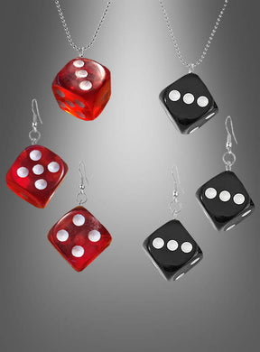 Zwei Paar Würfel-Ohrringe und zwei dazu passende Würfel-Ketten aus dem Set „Casino Schmuck Würfel-Kette-Ohrringe“ – ein Set in Rot mit weißen Punkten und das andere in Schwarz mit weißen Punkten – elegant präsentiert vor einem grau abgestuften Hintergrund. Das perfekte Casino-Schmuckset, um Ihr Las-Vegas-Kostüm abzurunden.