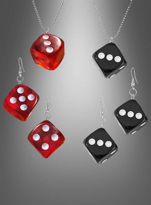 Zwei Paar Würfel-Ohrringe und zwei dazu passende Würfel-Ketten aus dem Set „Casino Schmuck Würfel-Kette-Ohrringe“ – ein Set in Rot mit weißen Punkten und das andere in Schwarz mit weißen Punkten – elegant präsentiert vor einem grau abgestuften Hintergrund. Das perfekte Casino-Schmuckset, um Ihr Las-Vegas-Kostüm abzurunden.