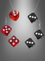 Zwei Paar Würfel-Ohrringe und zwei dazu passende Würfel-Ketten aus dem Set „Casino Schmuck Würfel-Kette-Ohrringe“ – ein Set in Rot mit weißen Punkten und das andere in Schwarz mit weißen Punkten – elegant präsentiert vor einem grau abgestuften Hintergrund. Das perfekte Casino-Schmuckset, um Ihr Las-Vegas-Kostüm abzurunden.
