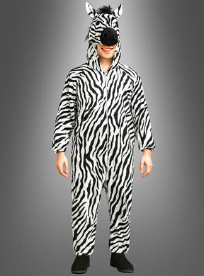 Eine Person steht vor einem schlichten grauen Hintergrund und lächelt, während sie das „Deluxe Zebra Kostüm waschbar“ trägt, einen schwarz-weiß gestreiften Overall mit Kapuze.