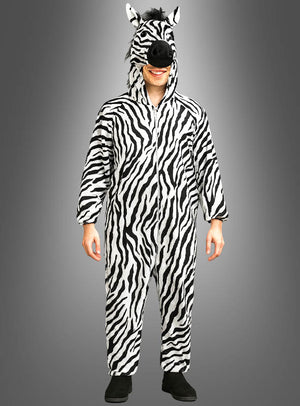 Eine Person steht vor einem schlichten grauen Hintergrund und lächelt, während sie das „Deluxe Zebra Kostüm waschbar“ trägt, einen schwarz-weiß gestreiften Overall mit Kapuze.