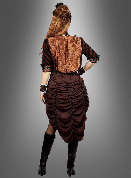 Eine Frau, die mit dem Rücken zur Kamera steht und ein braunes, viktorianisch inspiriertes Steampunk-Kleid mit Bolero-Jacke, gerafftem Rock und Korsett-Optik trägt, kombiniert mit schwarzen Stiefeln und Armbändern, steht vor einem grauen Hintergrund mit Farbverlauf.