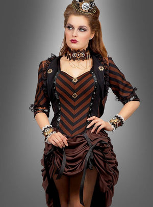 Eine Frau, die ein braun-schwarz gestreiftes Steampunk-Kleid mit Bolero-Jacke trägt, ergänzt durch Zahnräder, Spitzenarmbänder und einen kleinen Zylinder, steht vor einem grauen Hintergrund.