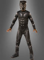 Ein Kind, das das klassische Black-Panther-Kostüm für Kinder trägt – komplett mit Maske –, steht vor einem schlichten grauen Hintergrund. Dieses elegante Marvel-Kostüm greift den ikonischen Look des Superheldenanzugs auf und ist perfekt für junge Fans.
