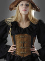 Eine Frau mit einem braunen Piratenhut, einer schwarzen Rüschenbluse und dem „Antiklook Korsage braun Steampunk“-BH mit Metallschnallen und Wildlederoptik, die mit den Händen in den Hüften vor einem grauen Hintergrund posiert.