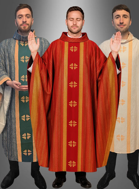 Drei Männer stehen in dem zweifarbigen „Edles Priester“-Kostüm da: einer in Grün, einer in Rot mit erhobenen Armen und einer in Creme. Alle haben kurze Haare und posieren vor einem schlichten grauen Hintergrund, was den farbenfrohen Geist des Karnevals heraufbeschwört.