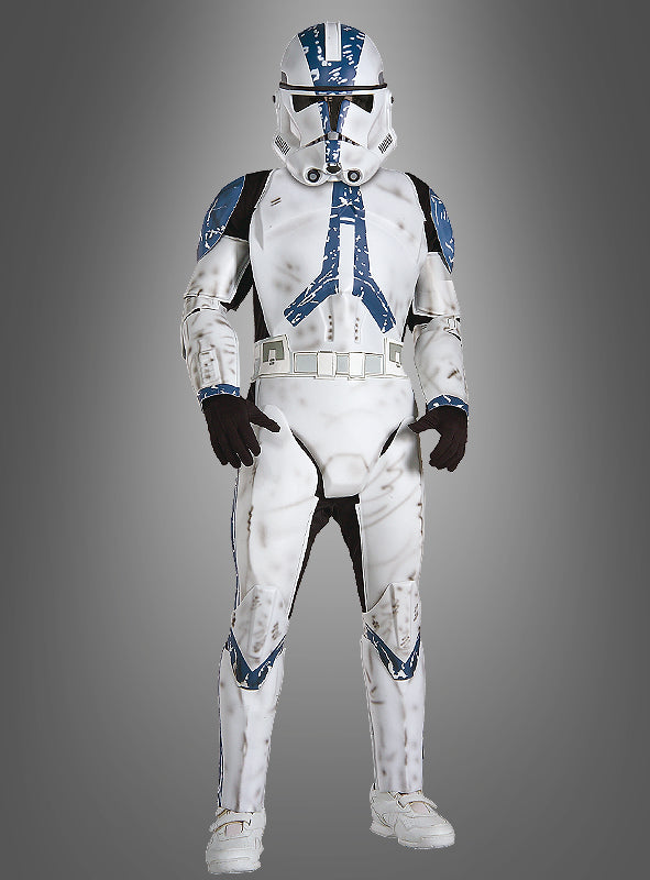 Eine Person trägt das DELUXE STAR WARS Clone-Trooper-Kinderkostüm, bestehend aus einer weiß-blauen Science-Fiction-Rüstung und einem Helm, und steht vor einem schlichten grauen Hintergrund.