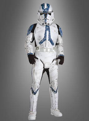 Eine Person trägt das DELUXE STAR WARS Clone-Trooper-Kinderkostüm, bestehend aus einer weiß-blauen Science-Fiction-Rüstung und einem Helm, und steht vor einem schlichten grauen Hintergrund.