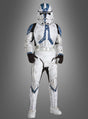 Eine Person trägt das DELUXE STAR WARS Clone-Trooper-Kinderkostüm, bestehend aus einer weiß-blauen Science-Fiction-Rüstung und einem Helm, und steht vor einem schlichten grauen Hintergrund.