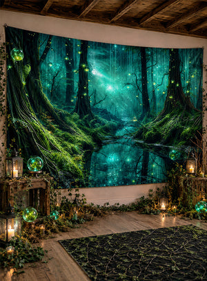 In einem mit grünen Lichtern und Pflanzen geschmückten Raum kommt der „Grüne Fantasy-Wald 150 x 240 cm, waschbarer Stoffhintergrund“ zur Geltung, der eine leuchtende, mystische Waldszene mit Bäumen und einem Bach zeigt. Dieser faszinierende Hintergrund schafft eine bezaubernde Märchen-Party-Dekoration, die durch einen magischen Zauberwald-UV-Effekt noch verstärkt wird.