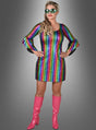 Eine Frau, die das „Hologramm Partykleid Regenbogen“ trägt – ein glänzendes Kleid mit Regenbogenstreifen –, dazu eine große Sonnenbrille und rosa kniehohe Stiefel, steht vor einem grauen Hintergrund und erinnert an den ikonischen Stil der Disco-Mode der 70er Jahre.