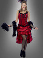 Eine Frau im „Deluxe Saloon Girl Kitty“-Kostüm, bestehend aus einem rot-schwarzen Rüschenrock im Burlesque-Stil, schwarzen Handschuhen, einer Federboa und einem Kopfschmuck, steht vor einem grauen Hintergrund.