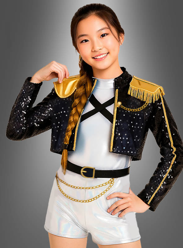 Ein junges Mädchen, das das „K-Pop-Star-Sängerin“-Kinderkostüm trägt – bestehend aus einer schwarzen Paillettenjacke mit goldenen Details und einem glänzenden silbernen Outfit –, posiert lächelnd vor einem grauen Hintergrund mit Farbverlauf. Perfekt für ein trendiges K-Pop-Star-Kostüm oder als Outfit, das von koreanischen Popsängern inspiriert ist.