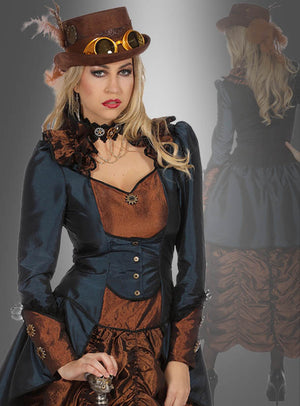 Lady Philippa Blue strahlt Eleganz aus in dem Steampunk-Damenkleid „Lady Philippa Blue“, komplett mit braunem Zylinder, Schutzbrille, Spitzenhalsband, Feder-Accessoire und darauf abgestimmten dunkelblauen und braunen Elementen; im Hintergrund ist eine Rückansicht dieses unverwechselbaren Steampunk-Kleides zu sehen.