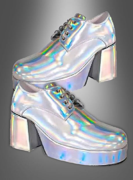 2. Wahl Hologramm-Plateauschuhe „70er Disco Fever“ Silber – klobige Plateauschuhe mit glänzendem, holografischem silbernem Obermaterial und dicken Absätzen, präsentiert vor einem grauen Hintergrund mit Farbverlauf.