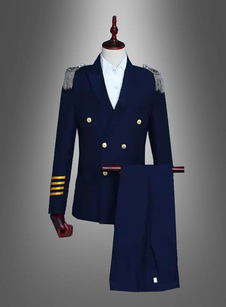 Blaue Kapitänsuniform Deluxe – ein marineblaues Pilotenkostüm mit zweireihigem Sakko, goldenen Knöpfen, Schulter-Epauletten, vier goldenen Ärmelstreifen und passender Hose auf einer Schaufensterpuppe vor einem Verlaufshintergrund – ideal als klassische Kapitänsuniform oder elegante blaue Offiziersuniform für Herren.