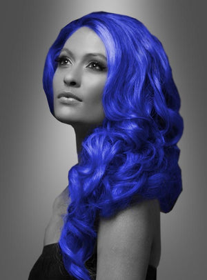 Eine Frau mit langen, welligen, leuchtend blauen Haaren – die mit „Farbiges Haarspray für Karneval“ zu einem lebhaften, festlichen Look gestylt wurden – posiert vor einem grauen Hintergrund mit Farbverlauf; ihr Gesichtsausdruck ist ruhig, während sie leicht nach oben blickt.