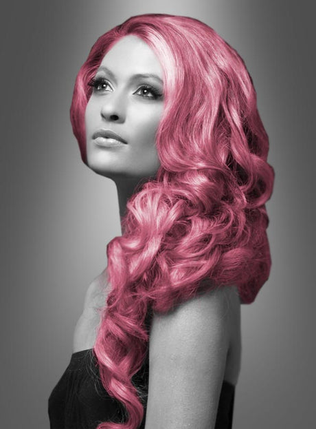 Schwarz-Weiß-Porträt einer Frau mit langen, gewellten, leuchtend rosa Haaren – kreiert mit „Farbiges Haarspray für Karneval“ –, die vor einem grauen Farbverlauf nach oben blickt. Perfekt für Karneval oder jeden anderen Anlass, bei dem Sie mit Ihrem Look auffallen möchten.