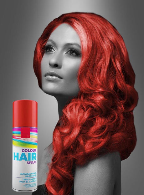 Eine Frau in Graustufen mit langen, welligen, leuchtend roten Haaren steht neben einer Dose „Farbiges Haarspray für Karneval“; ihr auffälliges Haar und die bunte Sprühdose sind die einzigen farbigen Elemente, wodurch sich dieser Look perfekt für einen auffälligen Karnevalslook eignet, der sich leicht auswaschen lässt.