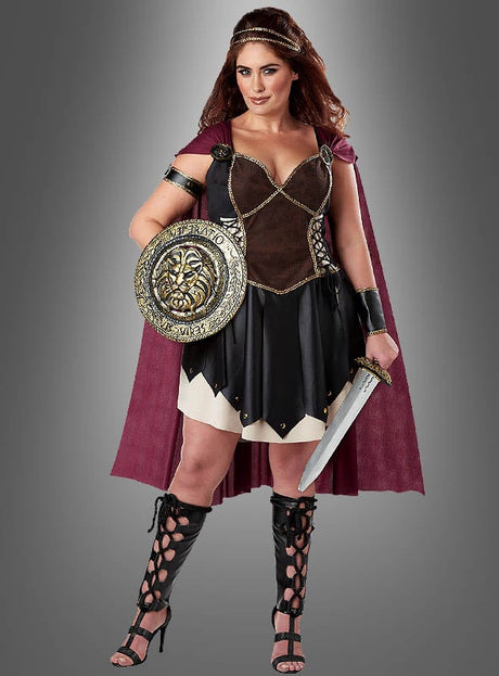 Eine Frau im „Gladiatorin“-Kostüm XXL – einem Krieger-Outfit bestehend aus einem burgunderroten Umhang, einem von antiken Gladiatoren inspirierten schwarz-braunen Kleid und kniehohen Schnürstiefeln – posiert mit Schild und Schwert vor einem schlichten grauen Hintergrund; ideal für eine antike Mottoparty oder als auffälliges Kriegerin-XXL-Kostüm.