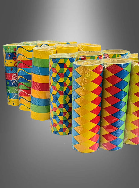 Drei Packungen bunter, gemusterter Luftschlangen („Luftschlangen bunt 3er-Pack“) – aufrecht vor einem grauen Hintergrund mit Farbverlauf angeordnet – sind ideal, um Ihrer Partydekoration eine festliche Note zu verleihen.