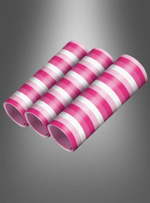 Drei rosa-weiß gestreifte, zylindrische Luftschlangen aus dem „Luftschlangen bunt 3er-Pack“ sind nebeneinander auf einem grau verlaufenden Hintergrund angeordnet und verleihen jeder Partydekoration den perfekten Touch.