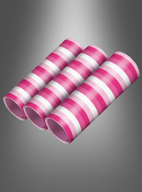 Drei rosa-weiß gestreifte, zylindrische Luftschlangen aus dem „Luftschlangen bunt 3er-Pack“ sind nebeneinander auf einem grau verlaufenden Hintergrund angeordnet und verleihen jeder Partydekoration den perfekten Touch.