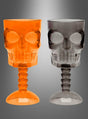 Zwei Halloween-Totenkopf-Weinkelche oder Trinkbecher aus Kunststoff, einer in Orange und einer in Grau, sind nebeneinander vor einem grau verlaufenden Hintergrund abgebildet – perfekt als gruselige Becher für Kleinigkeiten oder als auffällige Tischdekoration für Ihre nächste Halloween-Party.