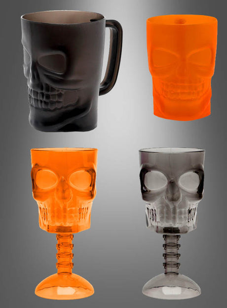 Vier Halloween-Totenkopf-Weinkelche oder -Trinkbecher – in Form von schädelartigen Bechern und Kelchen in Schwarz und Orange – sind vor einem grauen Hintergrund mit Farbverlauf zu sehen und sind damit die perfekte gruselige Ergänzung für Ihre Halloween-Party-Tischdekoration.